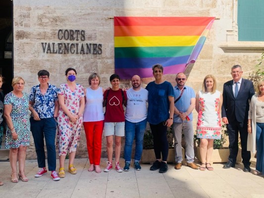 El PP choca con Vox (y con la oposición) por colgar la bandera LGTBI en Les Corts el Día del Orgullo  