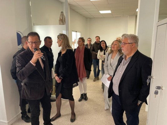 La asociación Creviafa de Crevillent recibe las llaves de su centro de día financiado por Cárnicas Ortolá