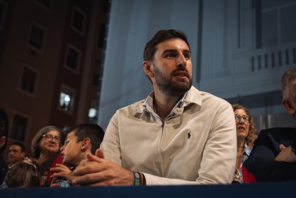 Antelo desoye las críticas y manda 