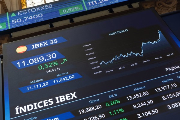 El Ibex 35 firma su mejor sesión del año con un alza del 1,7% y recupera los 11.000 puntos
