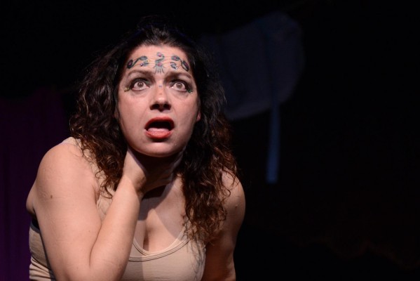 Convertir el objeto en otras posibilidades: Ruth Sancho y su poesía performativa seduce Burriana