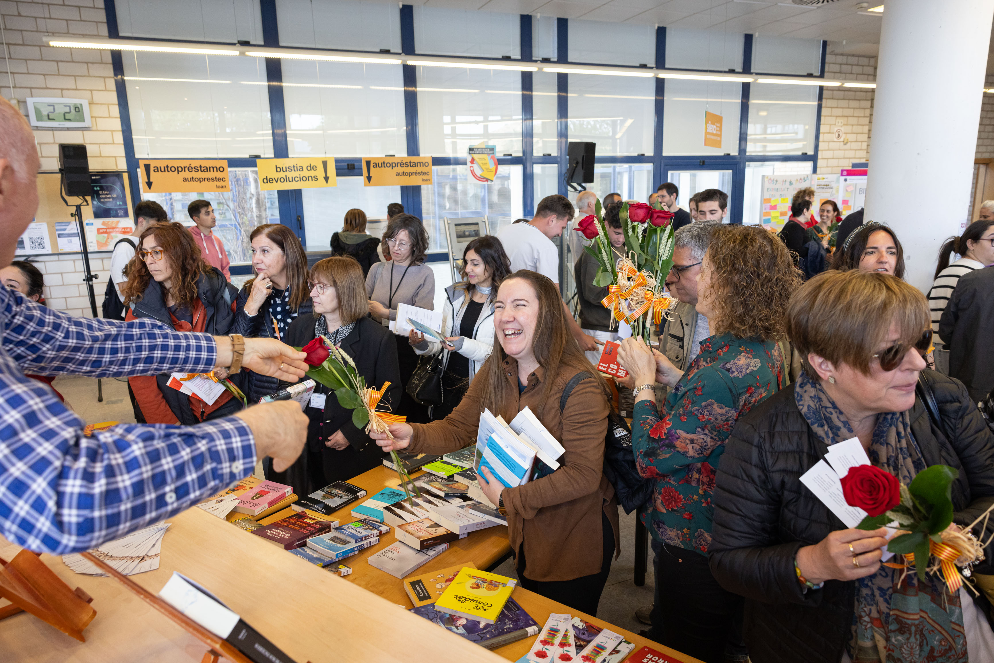 Xarrades, noves adquisicions i visites guiades: l'UJI celebra la seua 36ª edició del Dia del Llibre
