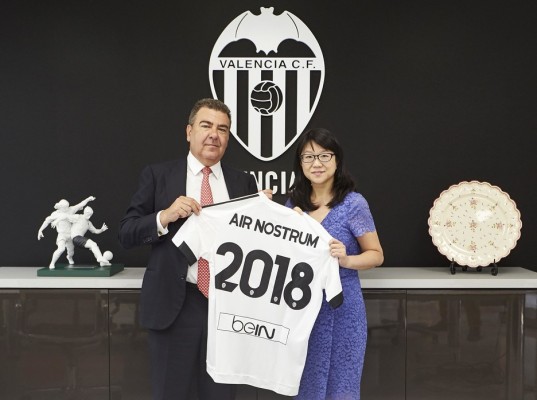 El Valencia CF prolonga su relación con Air Nostrum hasta 2018