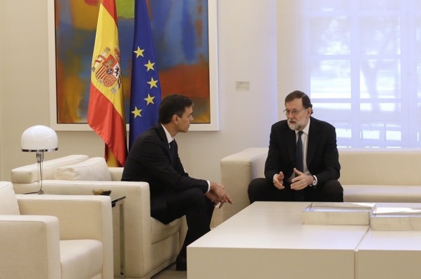 Los gobiernos de Sánchez interactuaron más con 'lobbies' que los de Rajoy entre 2012 y 2021