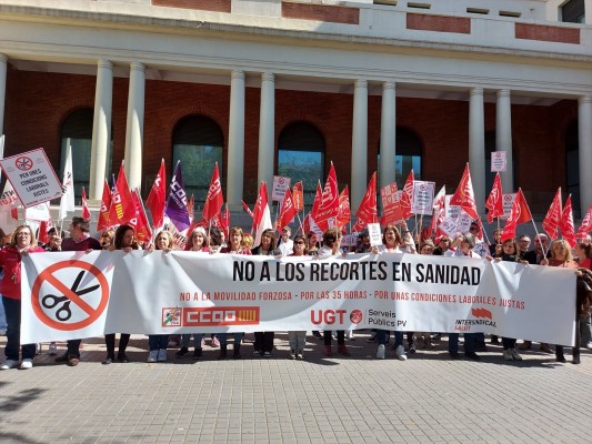 Sanitarios protestan contra la política de Gómez: 