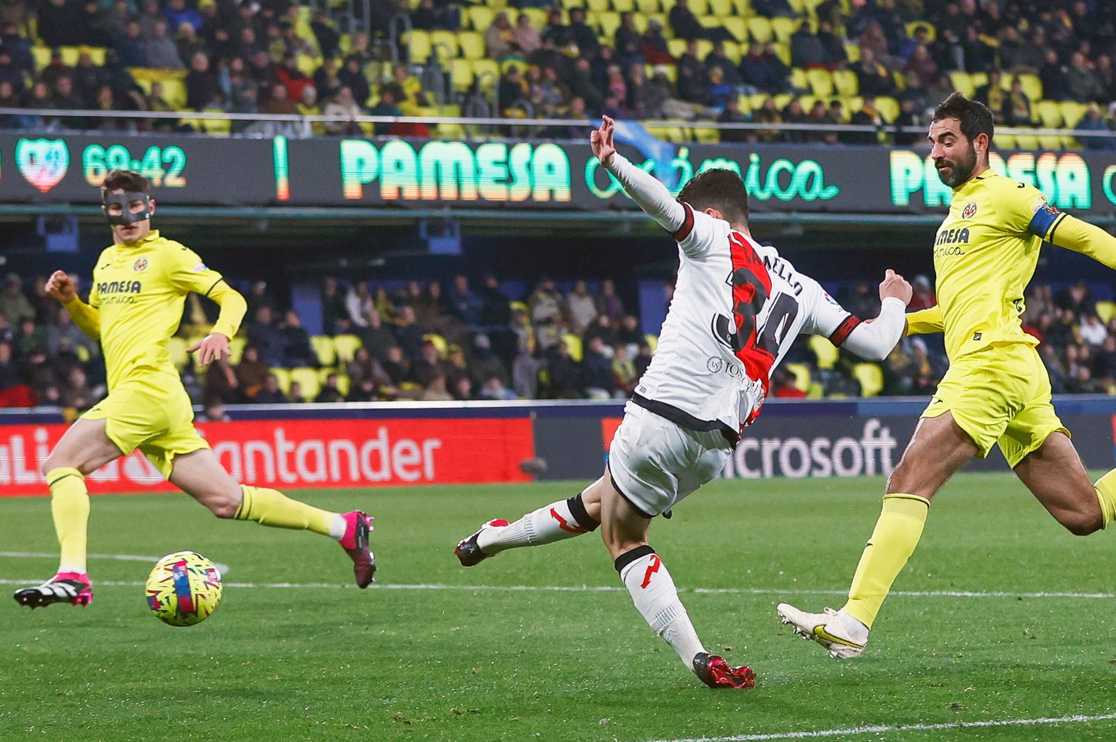 Camello rompió una racha de siete triunfos seguidos del Villarreal ante el Rayo en La Cerámica