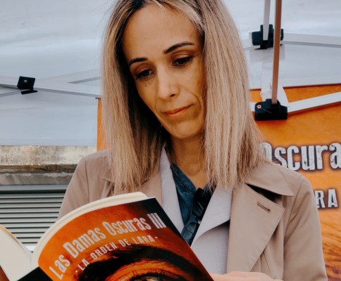 La escritora alicantina María José Marcos presenta la última parte de su saga de intriga y romance 