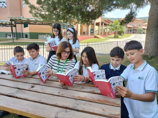 Los colegios de Murcia evitan los dispositivos digitales como único soporte para la lectura