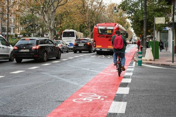 Arranca la campaña para controlar vehículos que circulan o aparcan en carril bus-taxi de València
