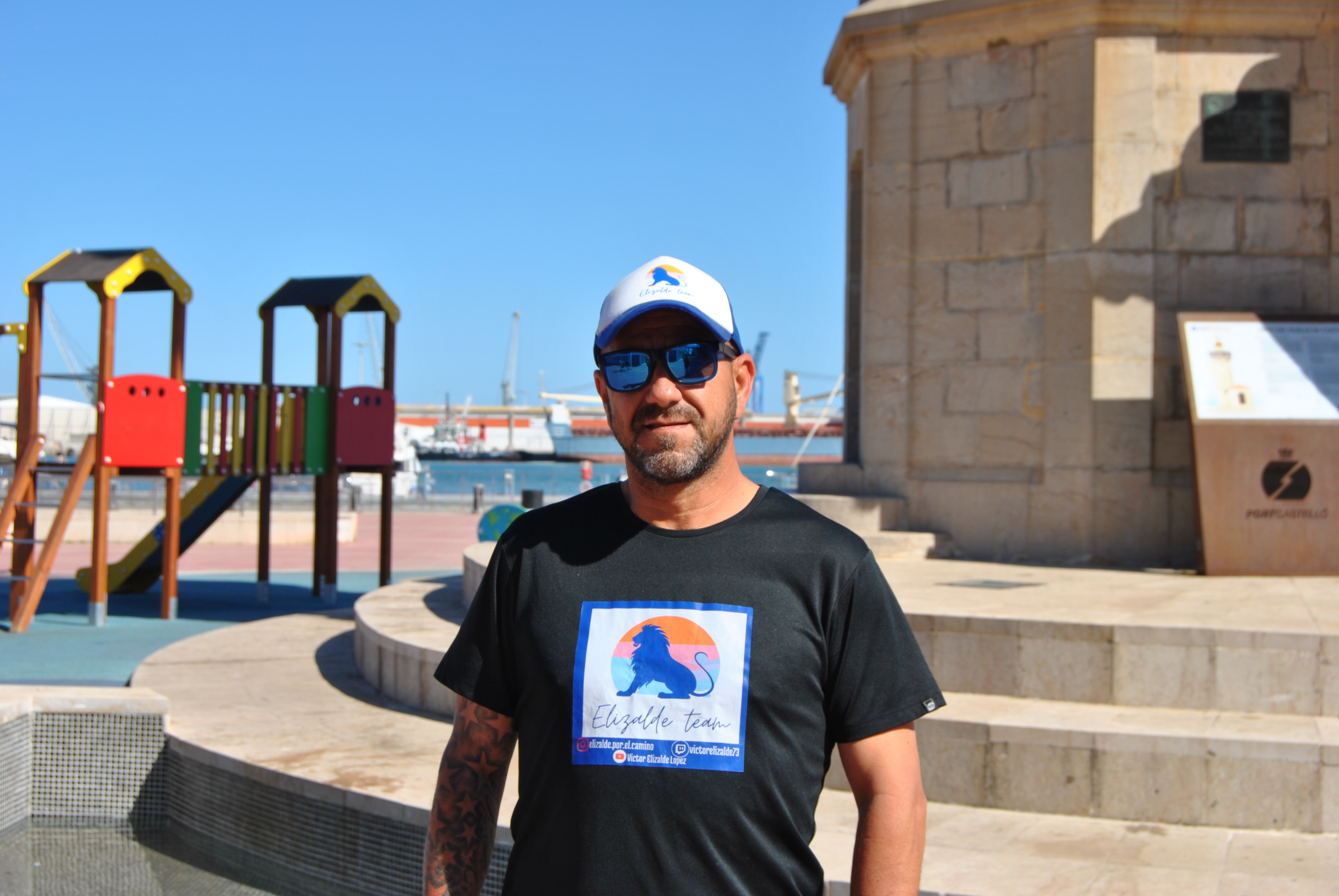 Víctor Elizalde posa frente al faro del Grau, donde iniciará su camino hasta Finisterre. DAVID COSTARROSA - 