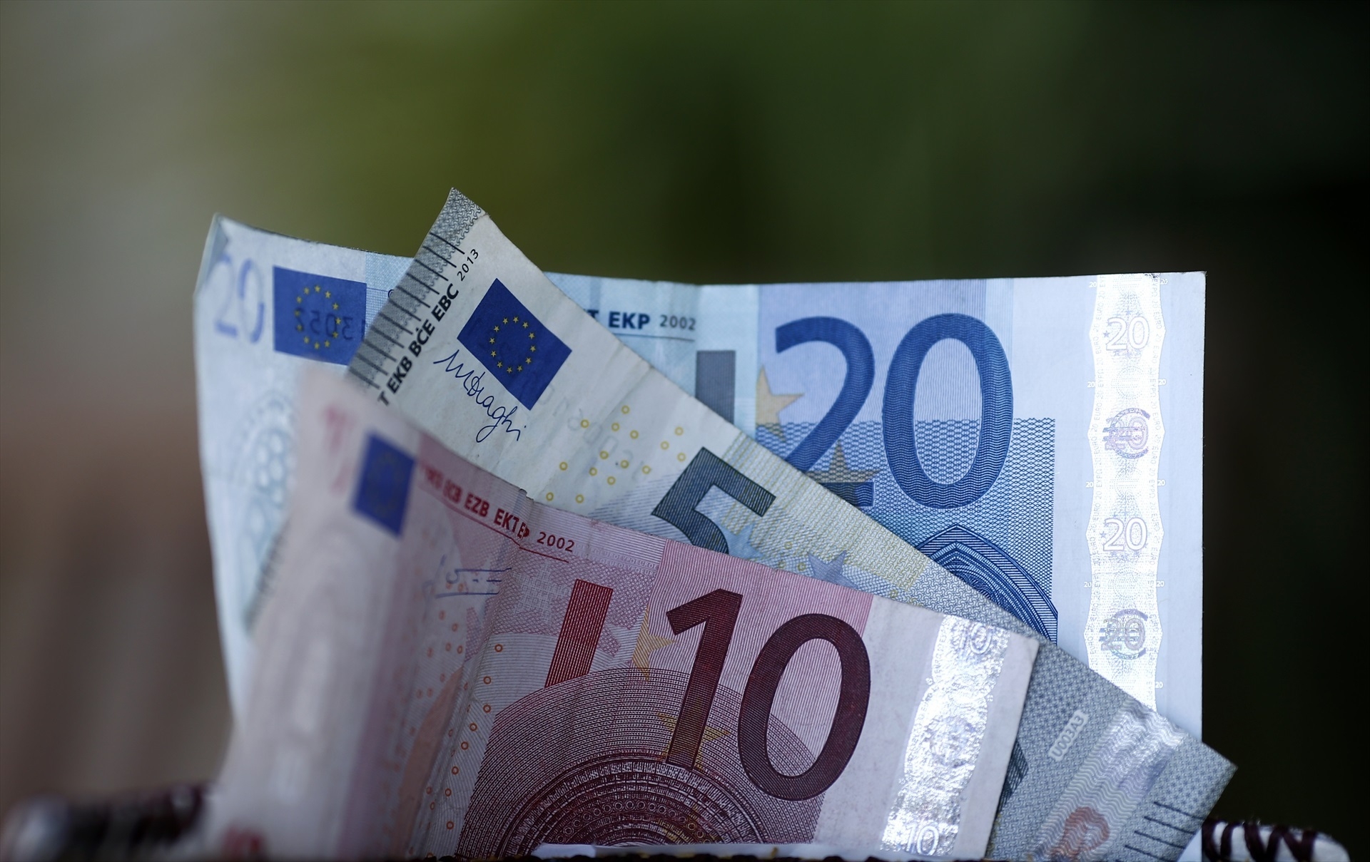 Las divisas cotizan en rangos estrechos en una semana escasa de datos

