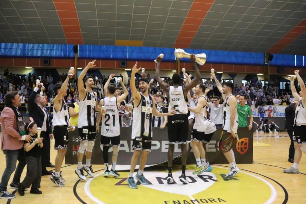 Los jugadores del Odilo celebrando el ascenso en Zmaora. Foto: ODILO FCC CB - 