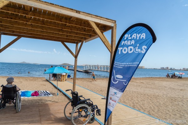 Litoral invierte cerca de 75.000 euros en mobiliario para los puntos accesibles de las playas de Cartagena


