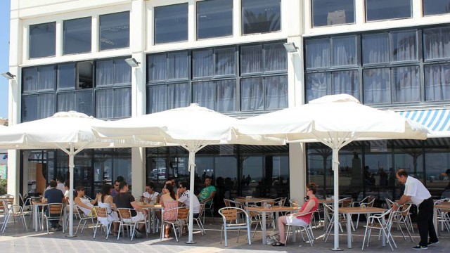 Los doce restaurantes del Paseo Marítimo de València podrán tener terrazas en la primera planta