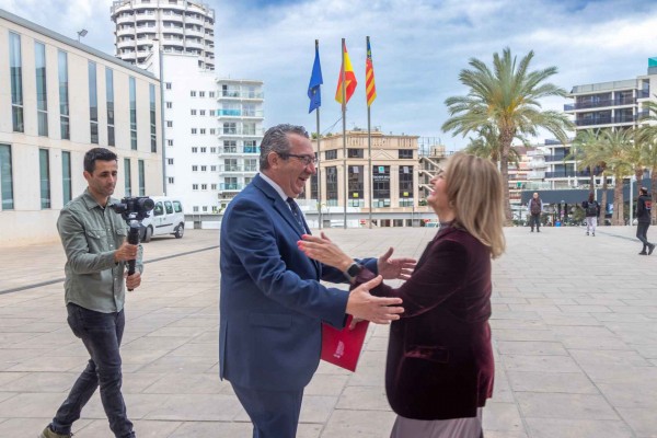 Montes defiende el turismo de la Comunitat frente a las protestas en Canarias: 