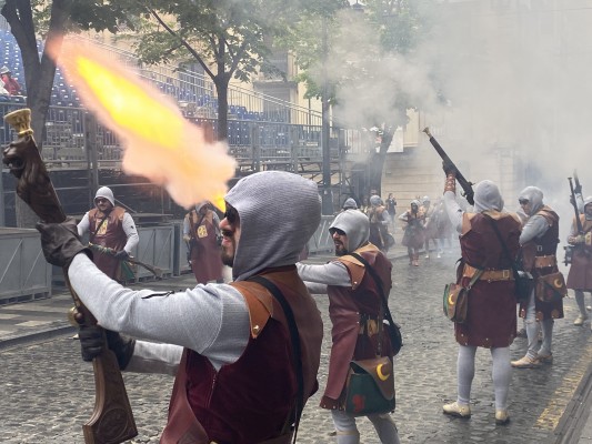 Alcoy quema 3.500 kilos de pólvora para despedir unas fiestas con récord de participantes y de público