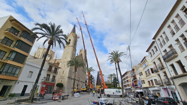 La periciosa instalación de los pináculos que coronan la Catedral de la Marina

