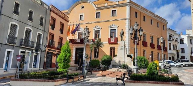 El Ayuntamiento de Oliva abonará a un Policía Local 3.000 euros por horas extras impagadas