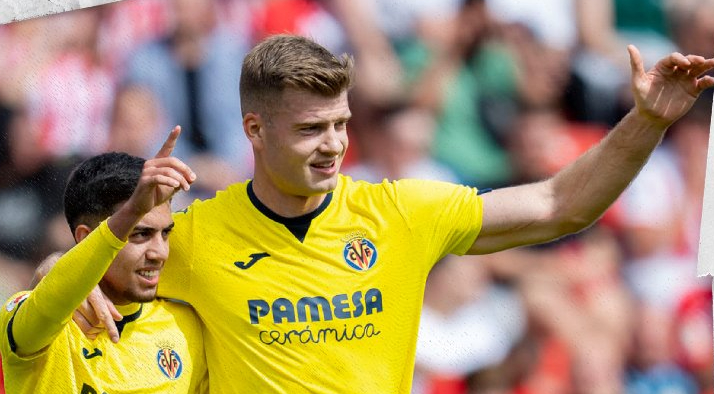 Ilias Akhomach y Alexander Sørloth celebran el gol del noruego en el tiempo de descuento. VILLARREAL CF - 
