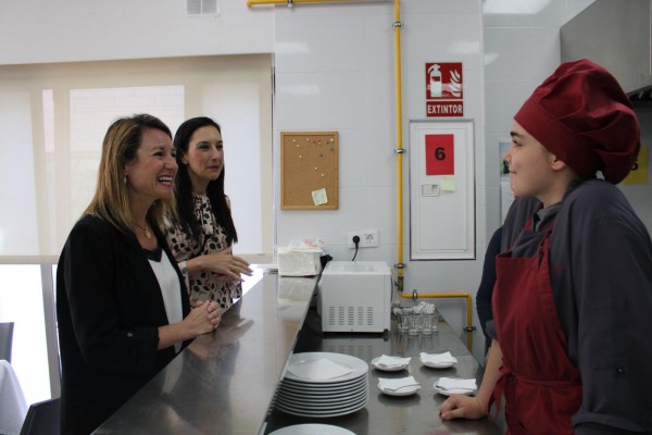 Carrasco visita el restaurante pedagógico del CEE Castell Vell y refuerza su apuesta por la igualdad