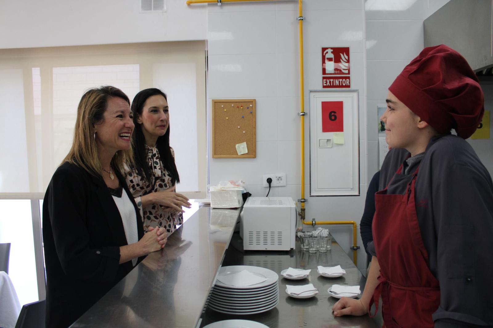 Carrasco visita el restaurante pedagógico del CEE Castell Vell y refuerza su apuesta por la igualdad