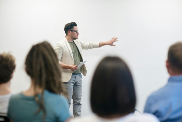Educación acredita en competencia digital, en los niveles A1 y A2, a 70.000 docentes valencianos
