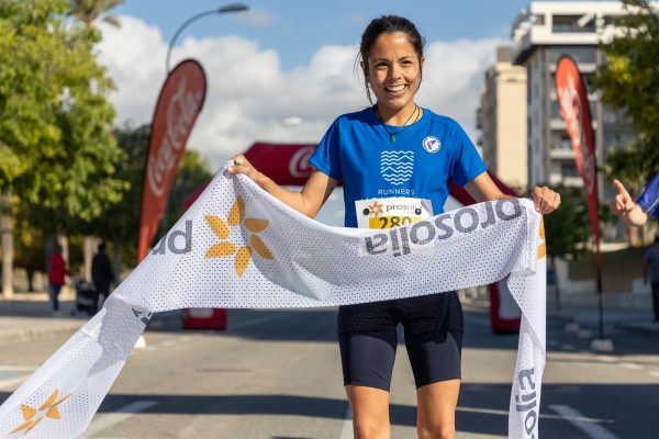 Elisabeth Oliva repite triunfo en la II Carrera Prosolia Alicante Mujer 