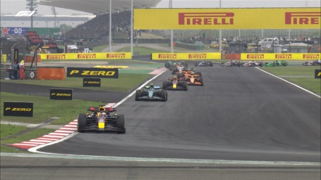 Max Verstappen se hace con la victoria en el Gran Premio de China, con Pérez tercero