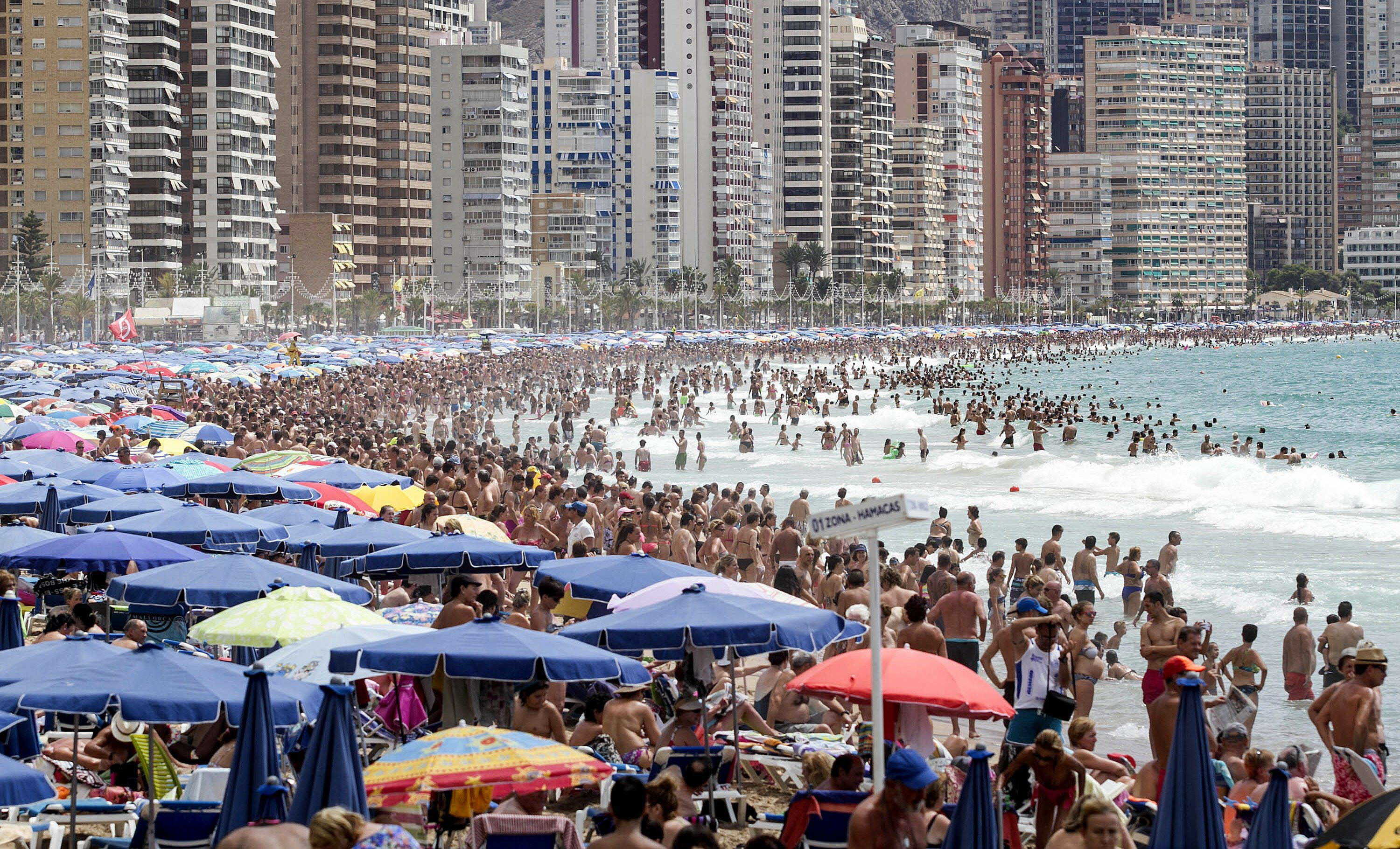 Imagen de archivo de Benidorm en verano. - 