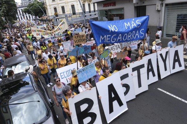 El descontento en Canarias con los excesos del turismo deriva en una manifestación masiva