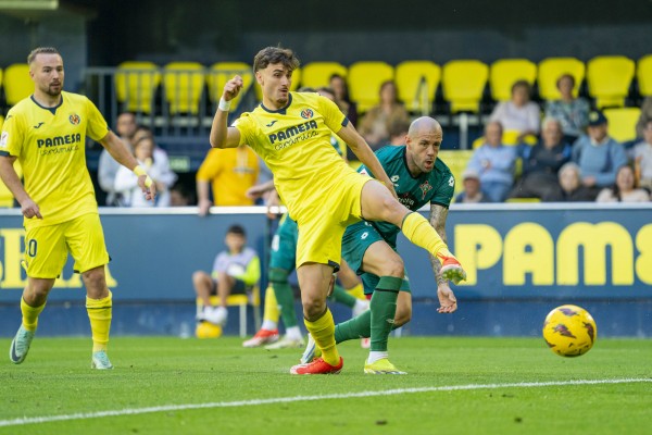 Álex Forés mantiene con vida al Villarreal B (1-0)