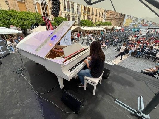 El piano blanco de cola que usaba Elton John en sus giras europeas, protagonista en la Plaza Belluga de Murcia
