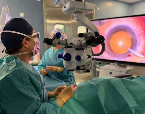 Hospital de Torrevieja introduce un microscopio que aumenta la precisión quirúrgica
