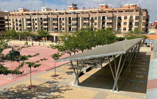 El colegio municipal de Benimaclet estrena una pérgola fotovoltaica para autoconsumo energético
