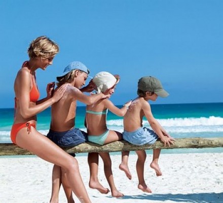 Pediatras aconsejan no perder de vista a los niños en el agua y usar crema solar 30 minutos antes de estar al sol