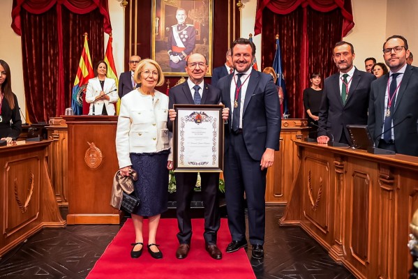 Elche nombra al fundador del Museo Escolar de Pusol Fernando García Fontanet Hijo Adoptivo 