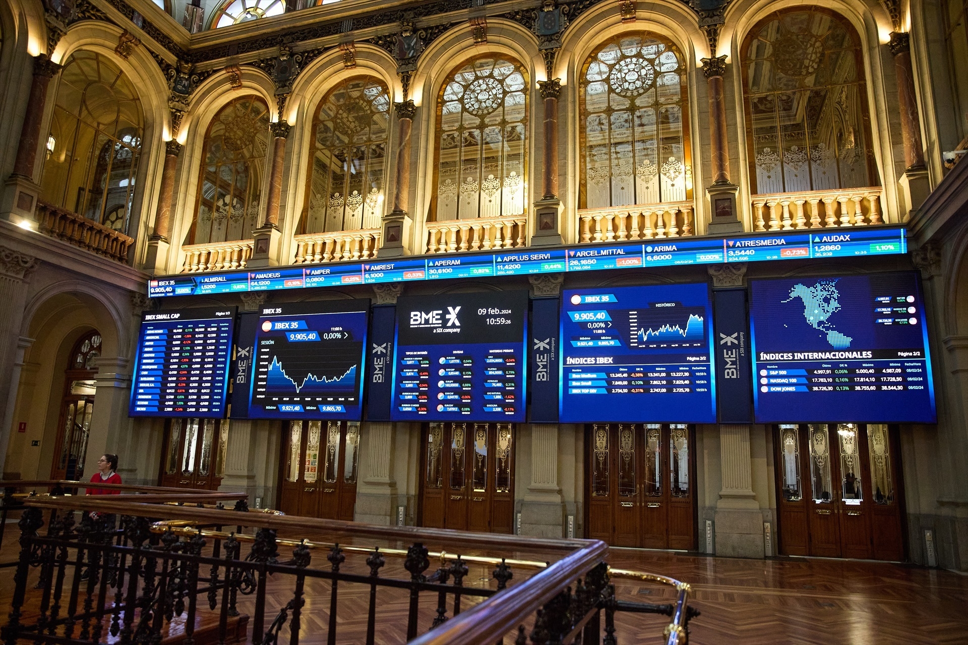 El Ibex 35 corta la racha negativa y recupera el 10.700 en una semana marcada por Naturgy
