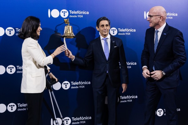 Telefónica conmemora sus 100 años de historia con el tradicional toque de campana en la Bolsa

