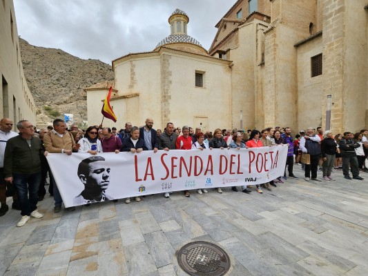 La Senda del Poeta reúne un año más a miles de senderistas en su recorrido de Orihuela a Alicante