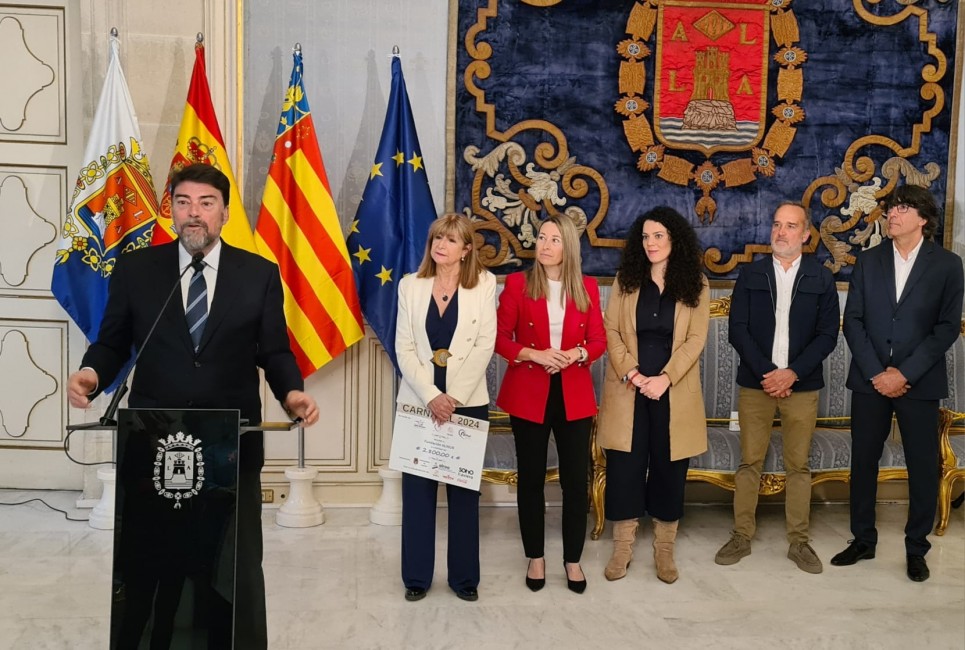 El acto de entrega de la recaudación de las barras solidarias. - 