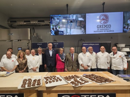 
La harina de algarroba se cuela en la panadería y pastelería valencianas