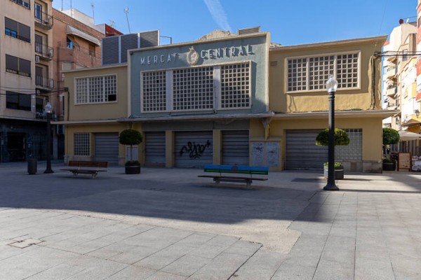El refugio del Mercado Central de Elche, por ahora a esperar: se estudian aperturas informatizadas