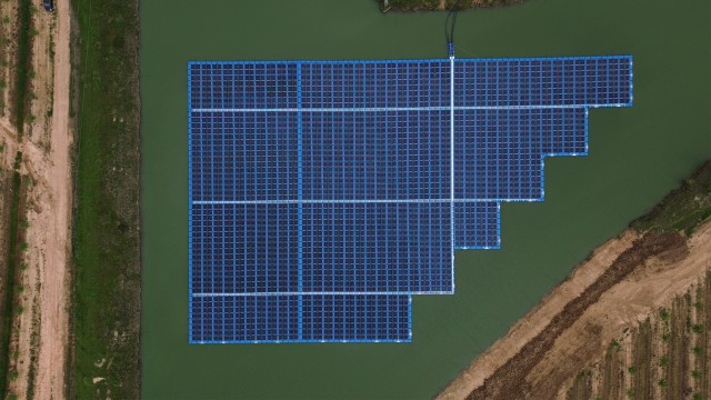 Isigenere concluye la instalación en la que colabora para una fotovoltaica flotante en Badajoz
