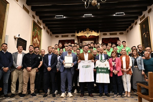 Pablo Ruz recibe a la directiva, técnicos y plantilla de Ilicitano tras el ascenso
