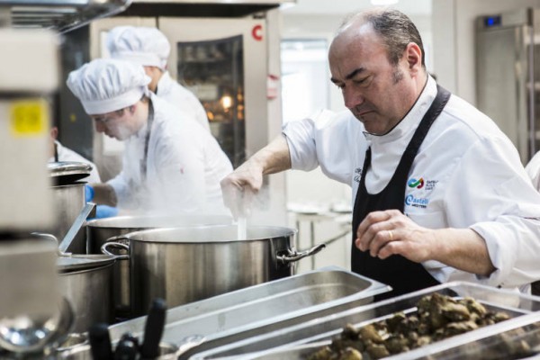 El chef Miguel Barrera protagoniza una sesión de cocina en directo en el Mercado de Almassora