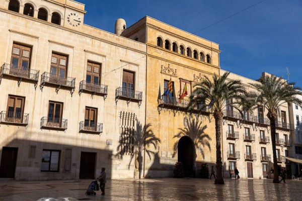 Elche aprueba la Oferta Pública de Empleo de 2024 y prepara una ordenanza de inmuebles 'insalubres'