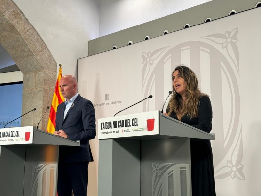 Cataluña instalará una desalinizadora flotante en el Puerto de Barcelona y descarta transportar agua en barcos
