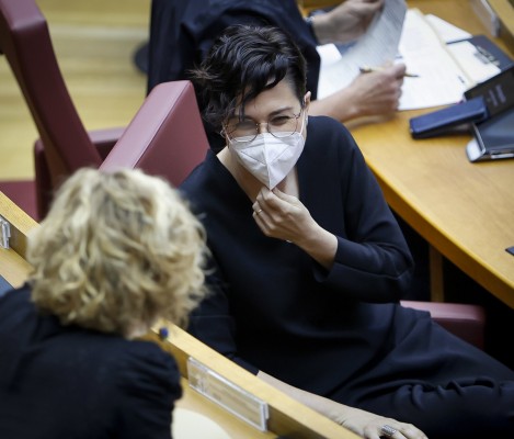 Les Corts se vuelcan con Aitana Mas en su vuelta al parlamento tras anunciar que tiene cáncer