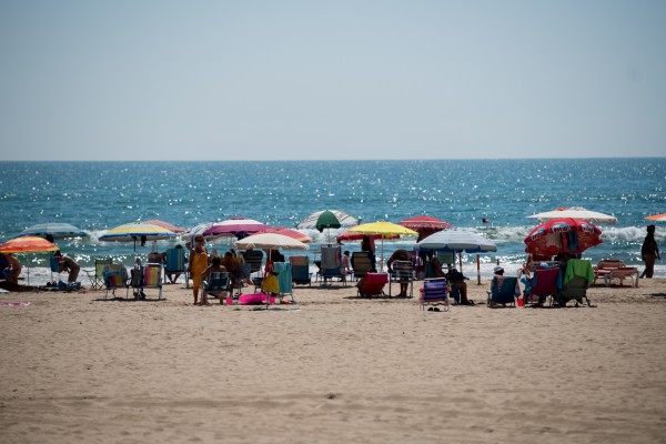 ¡Entre pelotas y copas! El calor se acerca y Cullera ya prepara el chiringuito para su playa nudista