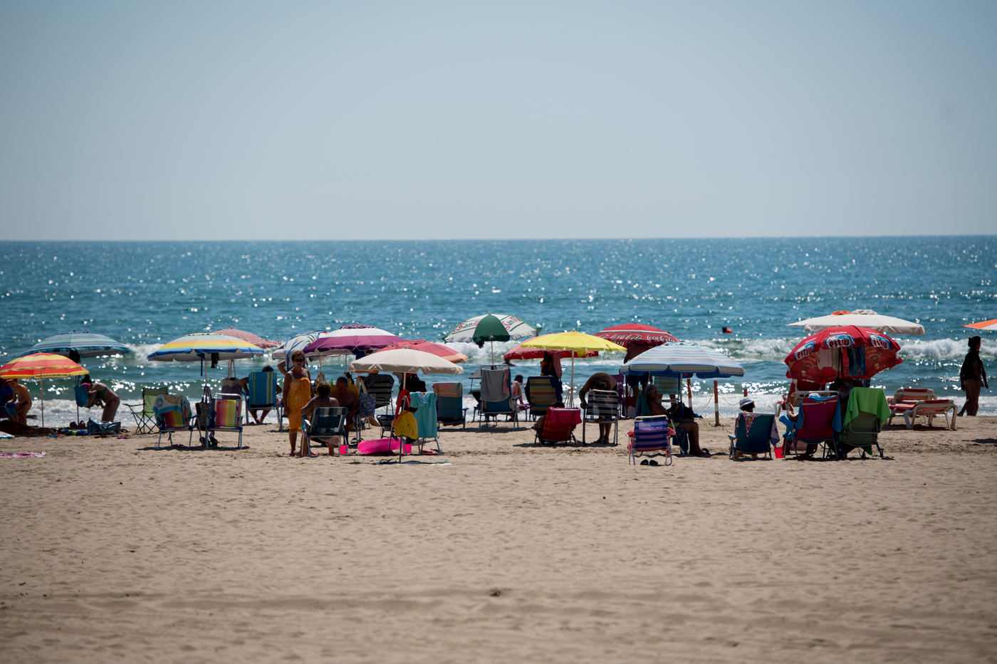 ¡Entre pelotas y copas! El calor se acerca y Cullera ya prepara el chiringuito para su playa nudista